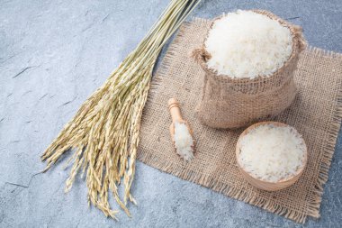 Tayland kokulu Yasemin pirinç bir kase altın spike