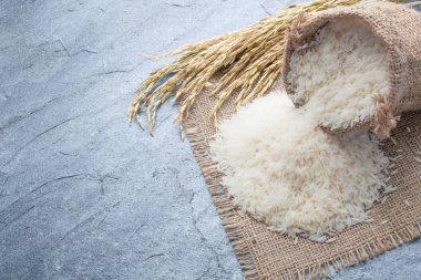 Altın Başak bir kaşıkla Tay kokulu Yasemin pirinç