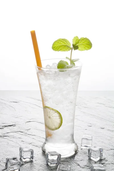 Soda bevanda di lime con calce su pietra . — Foto Stock