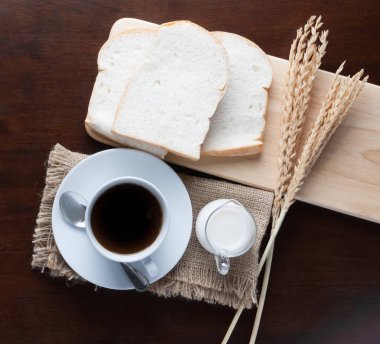 kahve fincanı ve masada kahve çekirdekleri