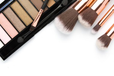 Makyaj fırça üzerine beyaz Far paleti ile ayarla  