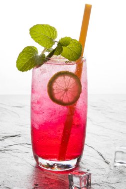 Kırmızı soda kireç kireç içkiyle