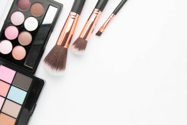 Makyaj fırça üzerine beyaz Far paleti ile ayarla  