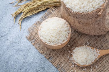 Tayland kokulu Yasemin pirinç bir kase altın spike