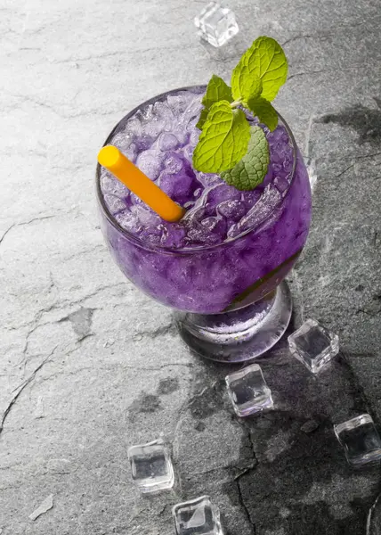 Пурпурный лаймовый напиток с лаймом — стоковое фото