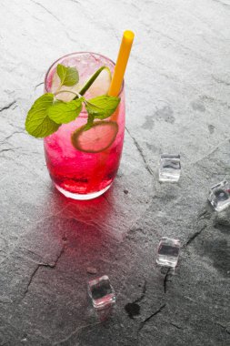 Kırmızı soda kireç kireç içkiyle