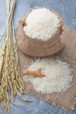 Altın Başak bir kaşıkla Tay kokulu Yasemin pirinç