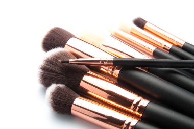 İzole çeşitli makyaj fırçaları 