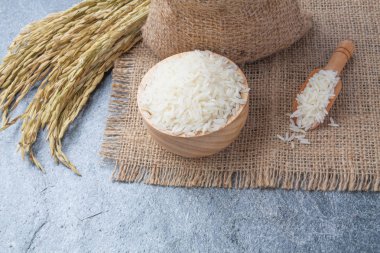 Tayland kokulu Yasemin pirinç bir kase altın spike