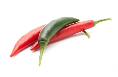 Kırmızı ve yeşil biber izole sıcak 