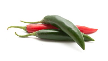 Kırmızı ve yeşil biber izole sıcak 