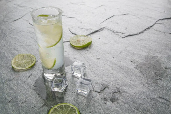 Classica bevanda margarita con lime e sale — Foto Stock