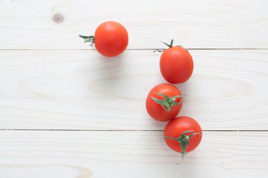 Tahta masadaki domatesler