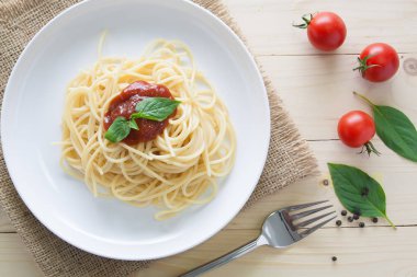 Spagetti domates fesleğen İtalyan otlar ile