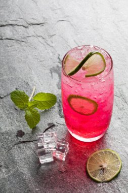 Kırmızı soda kireç kireç içkiyle