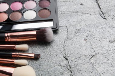 koyu arka plan üzerinde çeşitli makyaj ürünleri 