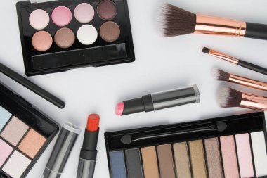 Makyaj fırça üzerine beyaz Far paleti ile ayarla  