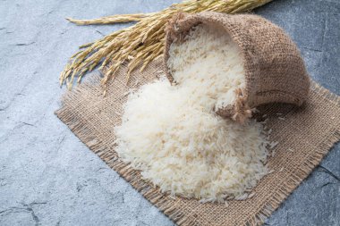 Altın Başak bir kaşıkla Tay kokulu Yasemin pirinç