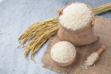 Tayland kokulu Yasemin pirinç bir kase altın spike