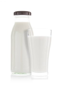 bir fincan süt ve süt izole şişe