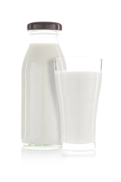 우유와 우유 격리 병의 컵 — 스톡 사진