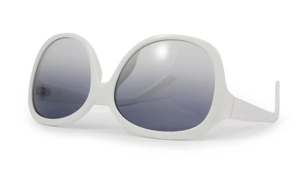 Beyaz zemin üzerine beyaz güneş gözlüğü — Stok fotoğraf