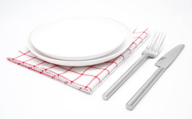 çatal ve bıçak üzerinde beyaz peçete 