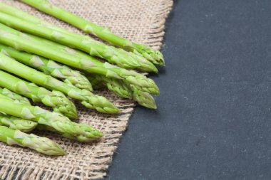 demet kuşkonmaz kayrak üzerine çuval üzerinde 