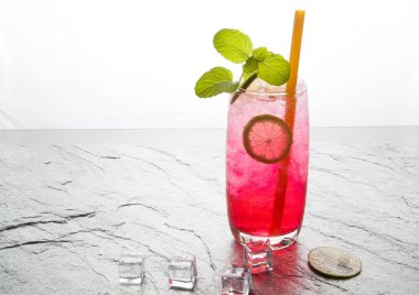 Kırmızı soda kireç kireç içkiyle