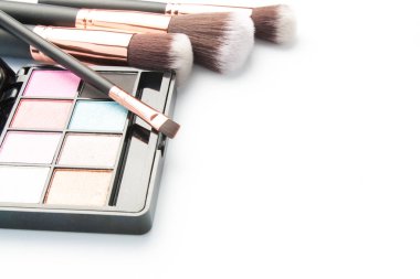 Makyaj fırça üzerine beyaz Far paleti ile ayarla  