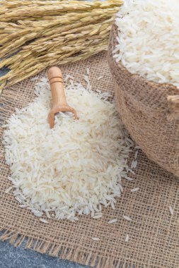 Altın Başak bir kaşıkla Tay kokulu Yasemin pirinç