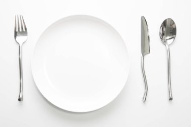  beyaz ayarı plaka bıçak çatal ve kaşık yerleştirin