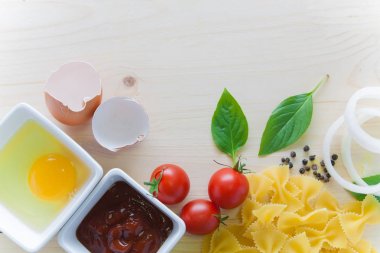 Spagetti malzemelerle ahşap arka plan üzerinde yemek pişirmek için