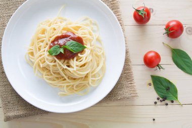 Spagetti domates fesleğen İtalyan otlar ile