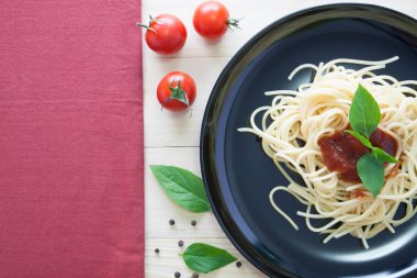 Spagetti domates fesleğen İtalyan otlar ile arka çanak üzerinde