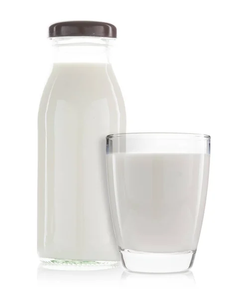 우유와 우유 격리 병의 컵 — 스톡 사진