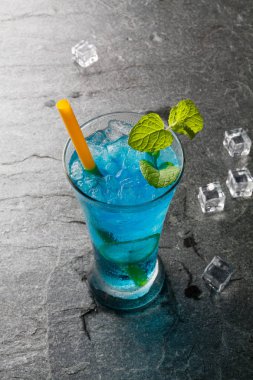 Klasik kokteyl bule içki limon ve tuz taş.