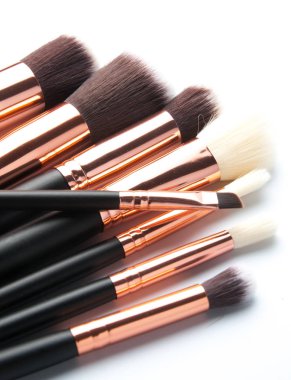 İzole çeşitli makyaj fırçaları 