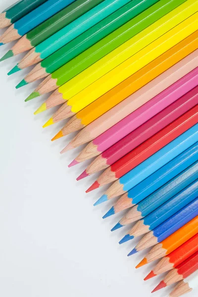 Päälle värillisiä kyniä eristetty valkoisella taustalla — kuvapankkivalokuva