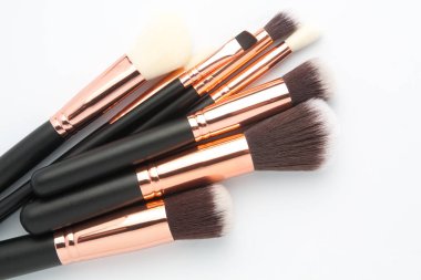 İzole çeşitli makyaj fırçaları 