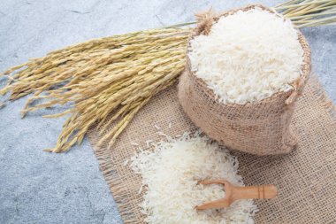 Altın Başak bir kaşıkla Tay kokulu Yasemin pirinç