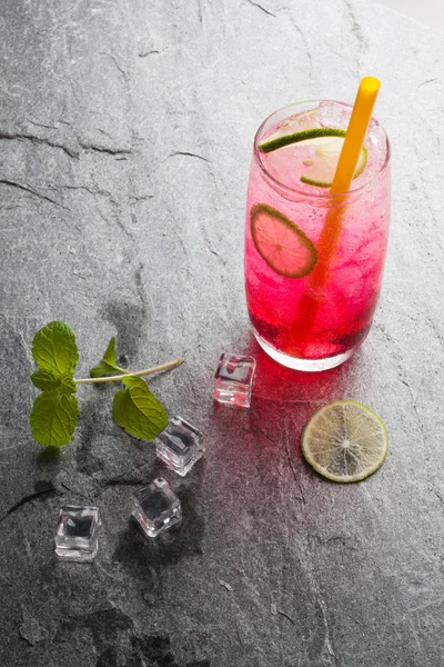 Лаймовый напиток с лаймом — стоковое фото