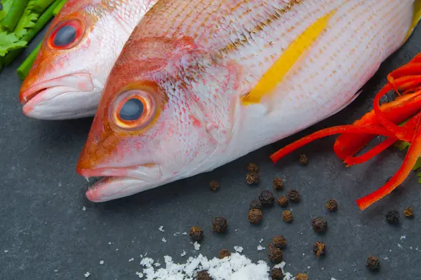 Вкусная порция филе свежей рыбы со специями ароматических трав — стоковое фото