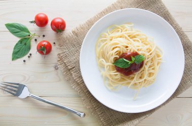 Spagetti domates fesleğen İtalyan otlar ile