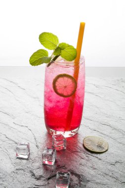 Kırmızı soda kireç kireç içkiyle