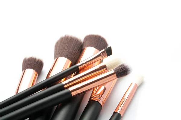Várias escovas de maquiagem isoladas — Fotografia de Stock