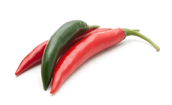 Czerwony i zielony hot chili peppers na białym tle — Zdjęcie stockowe