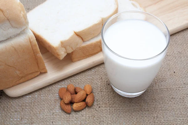 Szklankę mleka i migdałów krojonego chleba — Zdjęcie stockowe