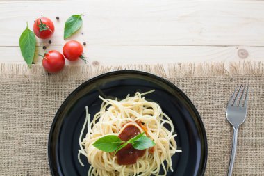 Spagetti ile taze domates fesleğen İtalyan otlar o arka çanak üzerinde