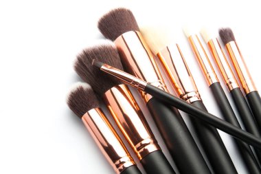 İzole çeşitli makyaj fırçaları 